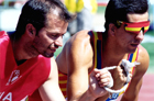 Un atleta ciego y su guía, preparados en la salida